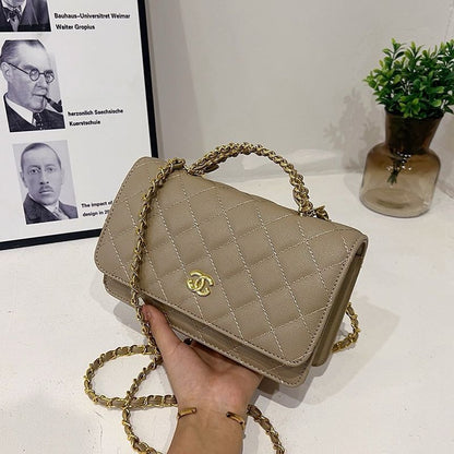 Portefeuille Sur Chaîne en Cuir d'Agneau Brillant avec Perles et Métal Doré