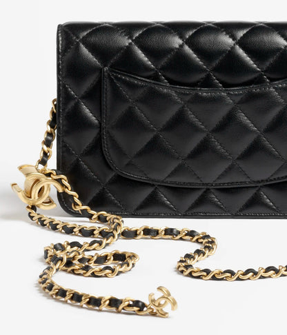 Portefeuille Sur Chaîne en Cuir d'Agneau Brillant avec Perles et Métal Doré